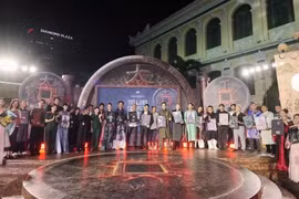 《守灵壮士——丁王陵之谜》剧组人员于四月在胡志明市举行的展映会上合影。BHD供图