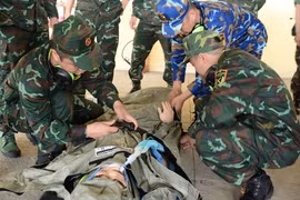 澳大利亚支持越南维和部队进行空中医疗后送训练。图自人民军队报