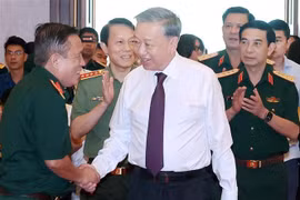 苏林总书记会见曾经参加胡志明战役的将领、人民武装力量英雄代表。图自越通社