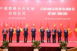 越中两国领导出席7项涉及铁路和公路领域的重要合作文件签署仪式。图自越通社