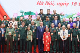 越共中央总书记苏林于4月15日下午会见了北部革命老干部、对革命有功者和模范优抚家庭等代表。图自越通社