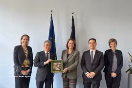 越南驻德国大使阮得成向德国联邦劳动及社会事务部国务秘书莱奥妮·格贝尔斯赠送纪念品。图自越通社