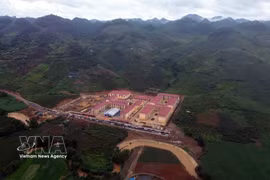 山罗省边境地区学生在崭新的学校里欢度开学季