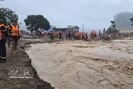 连日来，北部山区部分省份遭遇大到特大暴雨,短时强降雨或引发低洼地区内涝。图自越通社
