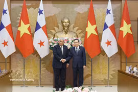 越南国会主席陈青敏会见巴拿马总统何塞·劳尔·穆利诺