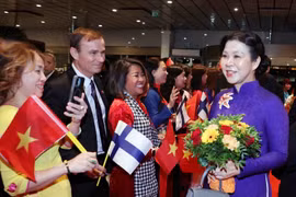 越共中央总书记夫人吴芳璃参观维萨拉一贯制学校，观摩越南语课。图自越通社
