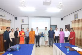 越南驻沙湾拿吉总领事馆与越南STEM联盟向沙湾拿吉省教育培训厅赠送了STEM机器人实验室。图自越通社
