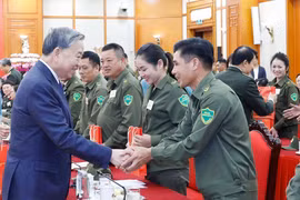 苏林总书记会见全国基层治安力量先进集体和先进个人代表。图自越通社