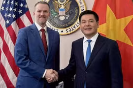 越南工贸部部长阮鸿延（右）与美国贸易代表贾米森·格里尔。图自工贸部