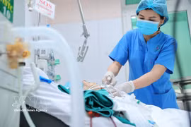 患者在德江综合医院接受治疗。图自越通社