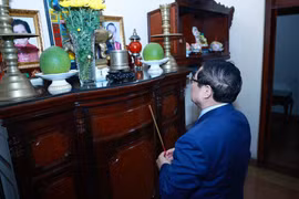 范明政总理向已故政府总理潘文凯进香。图自越通社