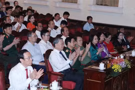 越共中央总书记苏林出席“和平交响曲”交响合唱专场音乐会。图自越通社