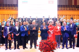 越南政府总理范明政与俄罗斯总理米舒斯京共同欣赏越俄音乐。图自越通社