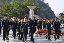 越南国防部部长潘文江大将与中国国防部部长董军上将共同主持本次交流框架下的系列活动。图自越通社
