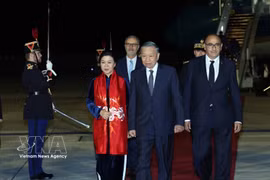 苏林开始对法国进行正式访问并出席在巴黎举行的太空峰会