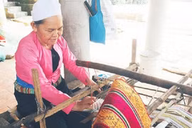 和平省芒族同胞的土锦特色 。图自越南之声