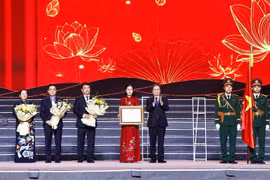 国会主席陈青敏代表党和国家领导向广义省委、省政府和人民授予一等劳动勋章。图自越通社