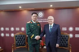 越共中央委员、中央军委常委、国防部副部长阮长胜上将与土耳其国防部长亚萨尔·居莱尔。图自国防部
