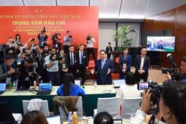范明政总理看望慰问奋战在一线的新闻工作者。图自越通社