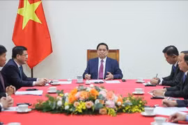 越南政府总理范明政与柬埔寨首相洪玛奈通电话。图自越通社