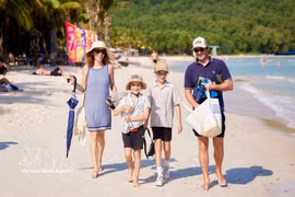 国际游客在富国岛美丽海滩游玩。图自越通社
