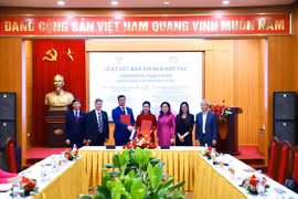 越南胡志明主席遗迹区与俄罗斯圣彼得堡国立大学合作谅解备忘录（2025-2030年阶段）签署仪式现场。图自越通社河内