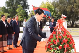 越南国家主席梁强上香缅怀凯山·丰威汉主席。图自越通社