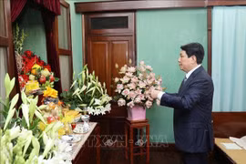 梁强在胡志明主席香案前鞠躬敬香，缅怀越南民族伟大领袖的伟大功劳。图自越通社