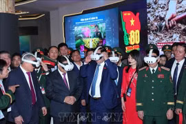 政府总理范明政参观越南军队电信工业集团展位。图自越通社