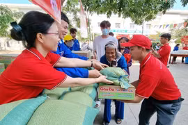 宁顺省红十字会工作人员在爱心集市协助老年人和弱势群体搬运货物。图自越通社