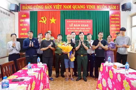巴地头顿省向中国驻胡志明市总领事馆移交5名海上遇险中国船员。图自越通社