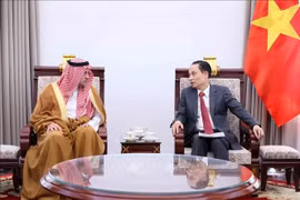 越南外交部长黎怀忠会见了即将离任前来辞行拜会的沙特阿拉伯驻越南大使穆罕默德·伊斯梅尔·达尔维。图自越通社
