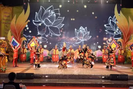 2025年岘港市五行山郡观世音庙会开幕式。图自越通社