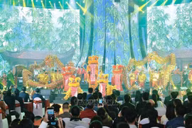 2026年首届春季博览会开幕式上的文艺表演。图自越通社