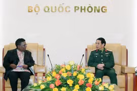 越南国防部长潘文江大将会见南非国防部代理秘书托贝基勒·加梅德。图自越通社