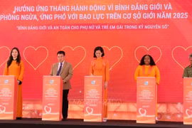 与会代表举行仪式，承诺携手促进数字时代的性别平等。图自越通社