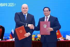 会谈后，两国总理签署了关于俄罗斯总理对越南进行正式访问成果的联合公报。图自越通社