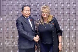 越南国会主席陈青敏和越南驻意大利都灵名誉领事桑德拉·斯卡利奥蒂。图自越通社
