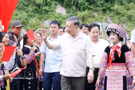 越共中央总书记、国家主席苏林率团出席山罗省云湖乡龙良全民保卫祖国安全日活动。图自越通社