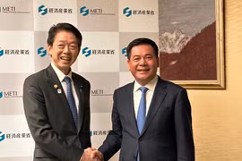 越南工贸部部长阮鸿延（右）与日本经济产业大臣武藤容治。图自越通社