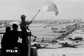 1975年4月30日，解放旗在新山一机场高高飘扬。图自越通社