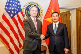 越南工贸部部长阮鸿延与美国贸易代表贾米森·格里尔。图自越通社