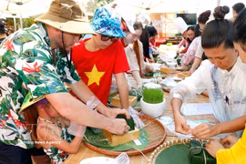 国际游客体验包越南粽子。图自越通社
