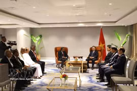 越共中央政策与战略部部长阮青毅会见斯里兰卡共产党总书记维拉辛哈和斯里兰卡与越南团结协会主席苏达辛赫·苏加塔帕拉。图自越通社