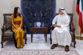 越南外交部副部长阮明姮与科威特外交部常务副部长谢赫·贾拉·贾比尔·阿勒艾哈迈德·阿勒萨巴赫。图自越通社