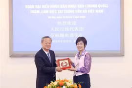 越通社社长社长武越庄向中国人民日报社总编辑陈建文赠送纪念品。图自越通社