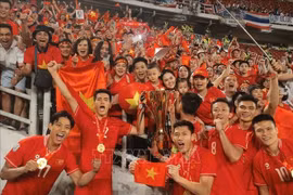 越南球员与球迷庆祝胜利。图自越通社
