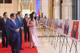 越南政府总理范明政和老挝总理宋赛·西潘敦共同参观了展览空间。图自越通社