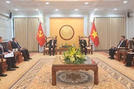 越南最高人民法院院长黎明智会见阿塞拜疆总检察长卡姆兰。图自越通社