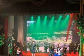 《不朽的石垒》文艺演出举行。图自《越南之声》